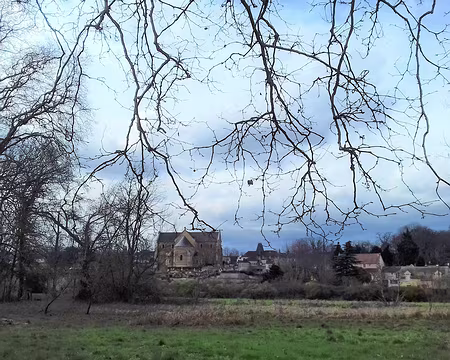 036 Vue de la basilique depuis le sud-est. L’abside et le transept ont été reconstruits en 1875