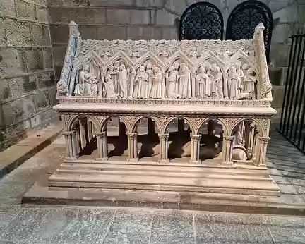 003.JPG Tombeau de Saint-Étienne d'Obazine calcaire XIIIe siècle