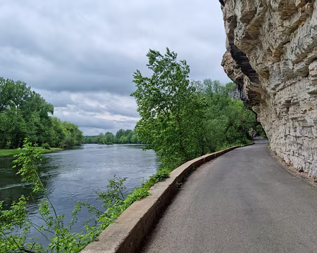 078.JPG Route au bord de la Dordogne