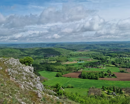 082.JPG Magnifique vue sur la campagne Lotoise où coule paisiblement la Dordogne