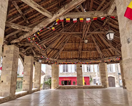 089.JPG Halles de Martel construite entre 1793 et 1800. 14 piliers massifs supportent une belle charpente en châtaignier