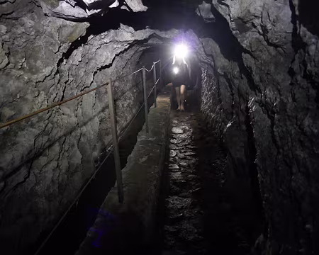 Mad059 Les levadas traversent parfois les montagnes