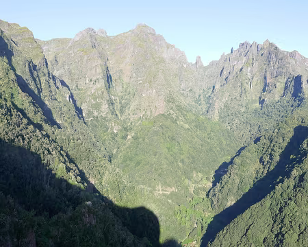 Mad066 Vue d’un balcon d’observation au-dessus de la Ribeira da Metade