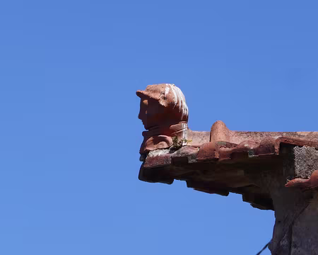 Mad080 Les coins du toit de certaines maisons sont ornés de têtes de personnages