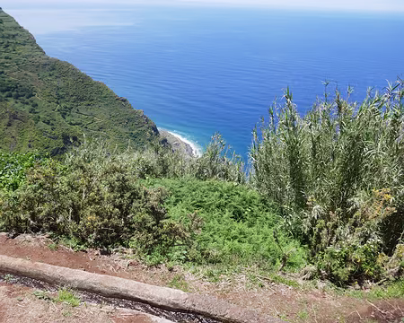 Mad082 Point de vue des Pombais, à l’extrémité nord de l’île. Les maisons tout en bas ne sont accessibles que par sentiers ou téléphériques