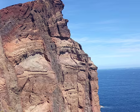 011 Côte Nord et ses falaises aux colonnes sombres de trachyte.