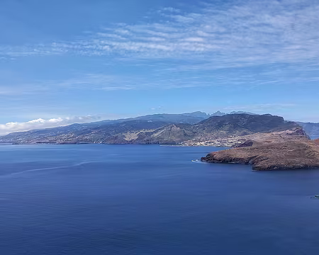 020 Vers l'ouest on voit Caniçal, Machico, l'aéroport et les sommets de l'île : Picos Arreeiro, Torres, et Ruivo.