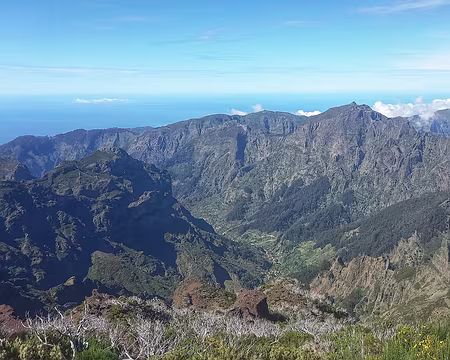 041 Au Pico Ruivo, vue vers le SO, aux pieds du Pico Grande la vallée de Curral das Freiras.