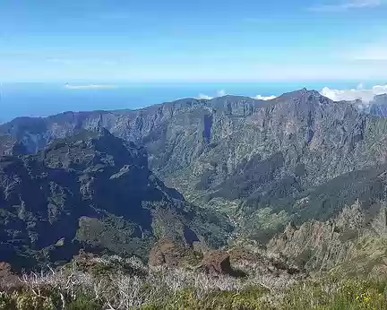 041 Au Pico Ruivo, vue vers le SO, aux pieds du Pico Grande la vallée de Curral das Freiras.