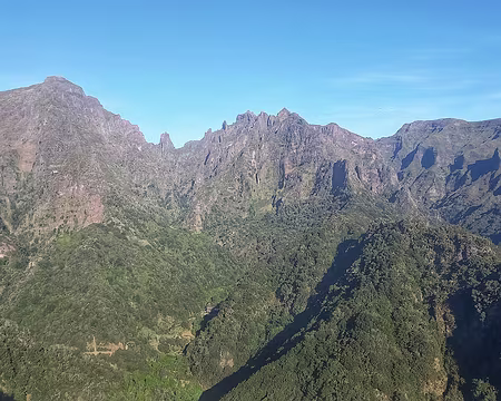 057 Depuis la Vereda dos Balcoes, à l'ouest les sommets d'hier.