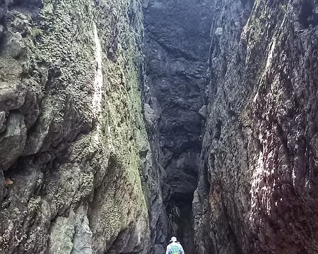 068 Taillé dans la roche.