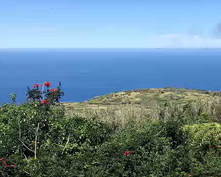 095 À l'aplomb de la Ponta do Tristao, extrémité nord de l'île, battue par les vents (mais pas aujourd'hui!).