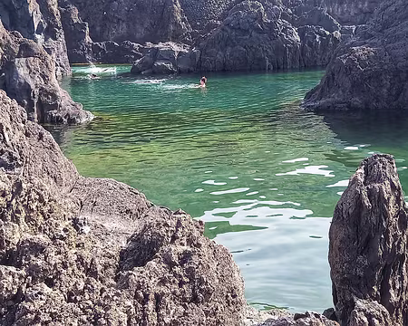 098 Piscines naturelles d'eau de mer à Porto Moniz.