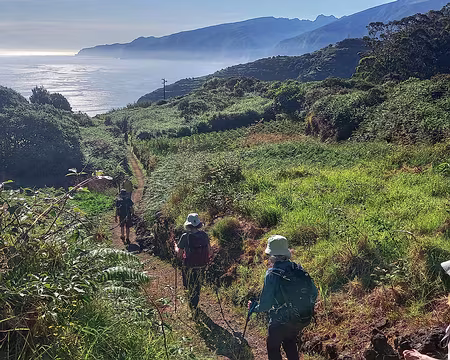 106 Jusqu'à Lamaçeiros à travers les cultures, La vue porte jusqu'à Ponta Delgada à l'est.