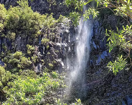 147 100m de haut. À la suite juste en dessous du Lagoa se trouve la cascade do Risco.