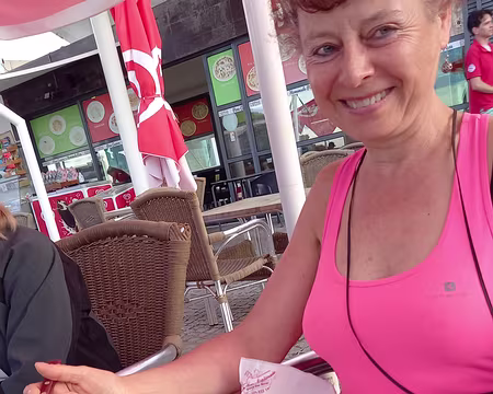 161 Lolie goûte enfin les lapas, grosses patelles grillées.