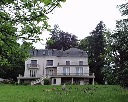 008 La mairie de Bois-le-Roi dans son parc arboré
