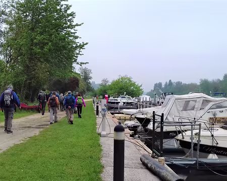 020 Le chemin longe le port