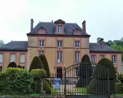 021 Le château de Rouillon (XVIème siècle) à Chartrettes abrite des chambres d’hôtes