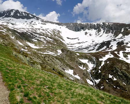 20230527-15h43m19s-P1140837-V3 Notre cadre pour la soirée et nuit : le lac de Brouffier entouré de névés.