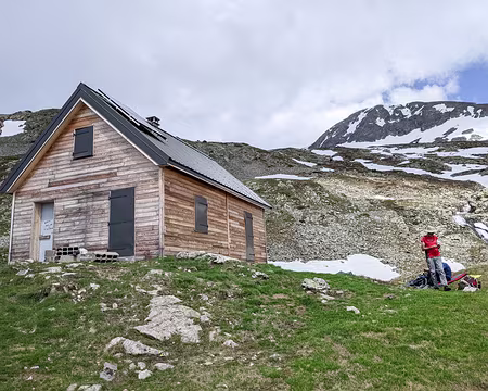 20230527-15h47m26s-PXL_20230527_134726154-V3 Une cabane neuve et fermée vers 2100 d'altitude