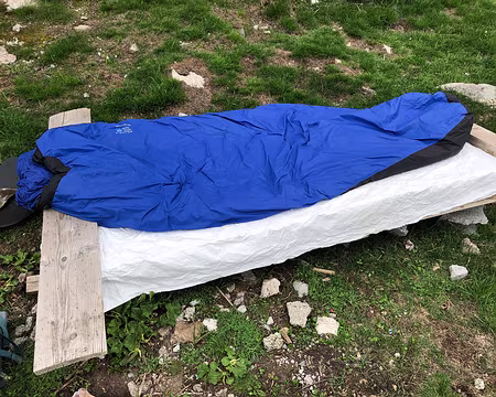 20230527-16h47m36s-IMG_0430-V3 Utilisation du matériel local pour un bivouac sans tente