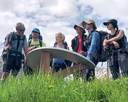20230529-11h34m26s-IMG_0484-V3 Sérieux à la table d'orientation...