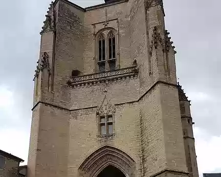 012.JPG Collégiale Notre-Dame de Villefranche-de-Rouergue. C'est au XVe siècle que la construction de la collégiale s'est achevée après 300 ans de travaux