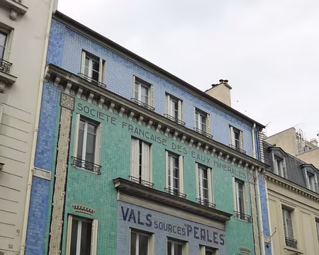 P1170017 Rue de Londres, immeuble en mosaïque