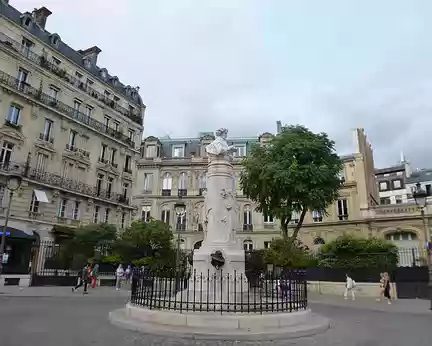 P1170030 Place Saint-Georges, monument à Paul Gavarni mort en 1866 et l'hôtel de la Païva (1840)
