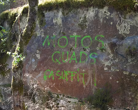 P1150145 Un des nombreux tags à l'encontre des motos.