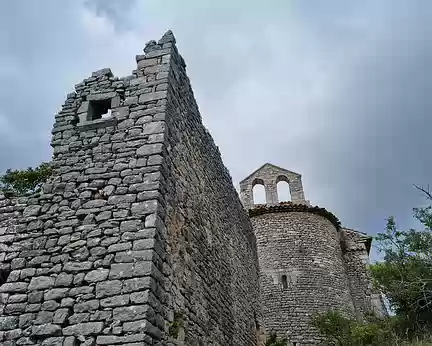 004 Seule l'église Saint-Pierre a été restaurée