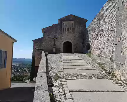 007 Banon : porte du 14è siècle et calade