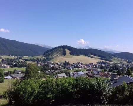 004 Vue sur le village d’Autrans depuis le Bourg de Dessus, l’un des nombreux hameaux de la commune