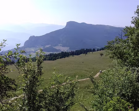 011 Le Moucherotte (1901 m) à l’extrémité nord-est du massif du Vercors, les rochers des Trois Pucelles, et le village de Saint-Nizier. En arrière-plan, la chaine...