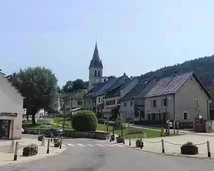 031 Le village de Méaudre et son église Saint-Pierre-et-Saint-Paul. Depuis 2016, il forme, avec le village d’Autrans, situé à 6 km, la commune nouvelle de Autrans –...