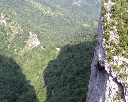 040 C’est par la route des Ecouges que les Allemands tentèrent d’accéder au plateau du Vercors le 17 mai 1944 où ils furent repoussés par les maquisards