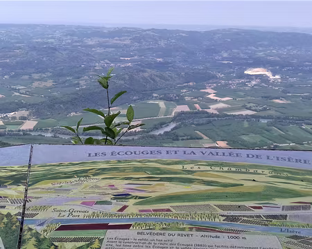 051 offre un panorama exceptionnel sur la vallée de l’Isère …