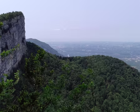 053 Barre de calcaire urgonien. Dans la vallée, le village de Vinay