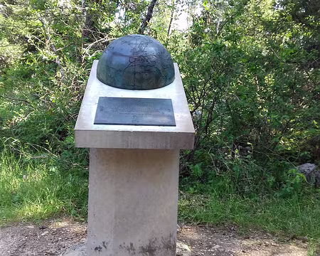 088 Le monument au 45ème parallèle de latitude Nord a été édifié en l’an 2000 …