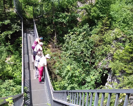 134 Une passerelle métallique enjambe l’entrée du gouffre