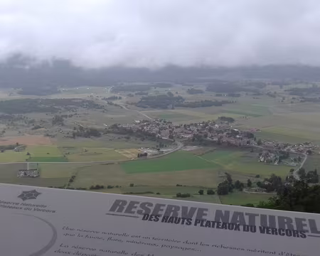 155 Le village de Vassieux-en-Vercors vu depuis le Mémorial. Bombardé le 14 juillet 1944, attaqué par 24 planeurs allemands les 21 et 22 juillet, et brûlé