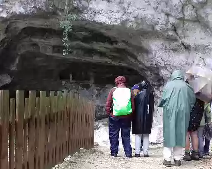 159 L’entrée de la grotte de La Luire est un porche monumental …