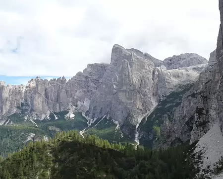 0110 vue arrière des cimes de la Civetta que nous contournons