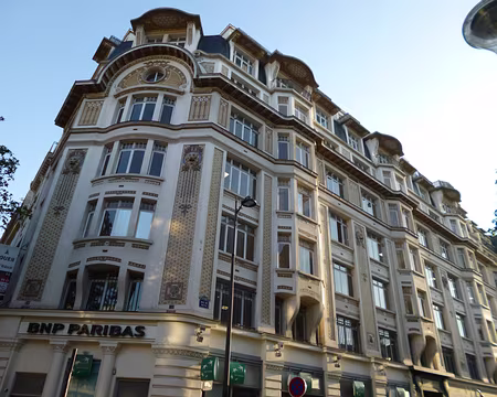 P1170130 Rue de Metz, immeuble style Art Déco en maçonnerie et métal orné de décor en céramique