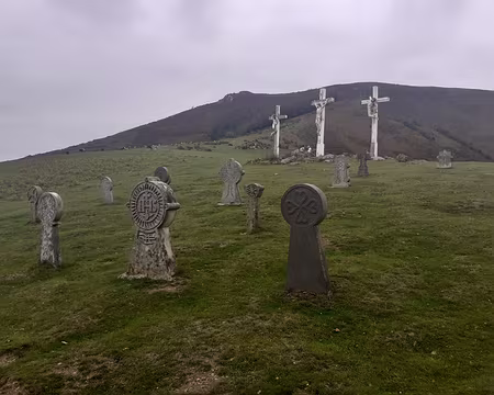 001 (026) J02 - Les 3 croix et les stèles discoïdales de la chapelle de l'Aubépine.