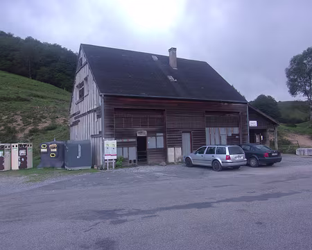 001 (035) ... où nous logeons au refuge libre. Les douches chaudes sont gratuites, elles sont payées par les camping-caristes qui payent leur emplacement - J05.