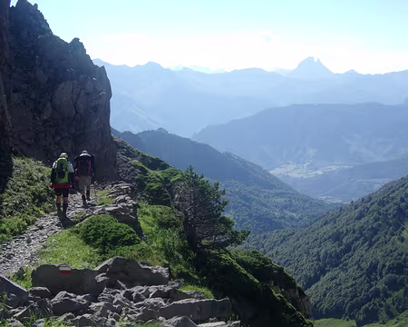 001 (040) J08 - Après le Pas de l'Osque, nous découvrons le Pic du Midi d'Ossau avec sa double pointe.