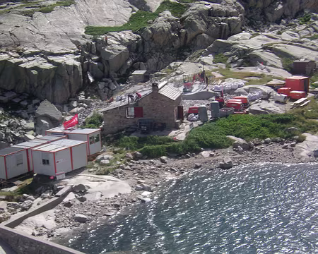 001 (051) J11 - Le refuge CAF d'Arrémoulit en pleine démolition, il va être remplacé par un refuge moderne.