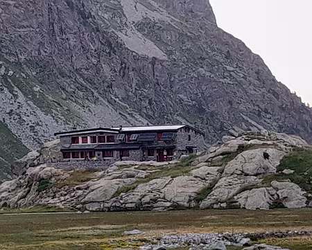 001 (058) J12 - Le refuge CAF des Oulettes de Gaube où nous avons pu dîner.